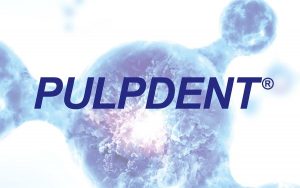 Pulpdent Logo auf Molekülhintergrund 900x563